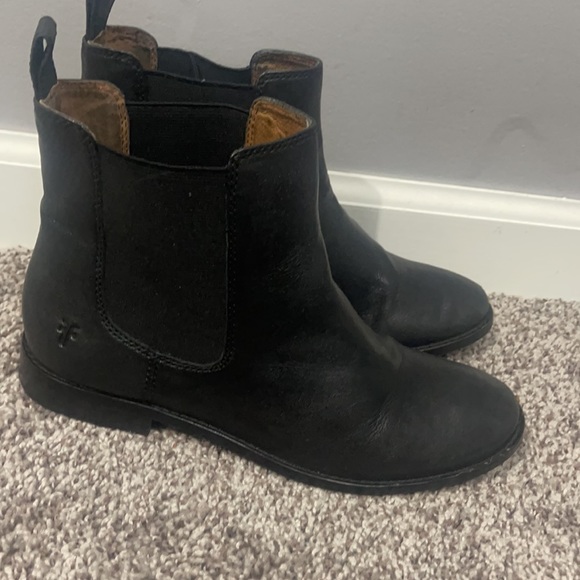 SOLD ON Ⓜ️ Great condition Frye Carly Chelsea Boot - Picture 2 of 6